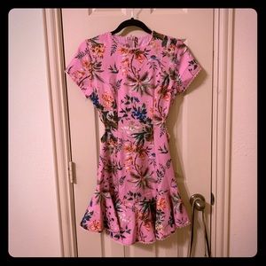 🦄NWT Pink flower dress with open back $19